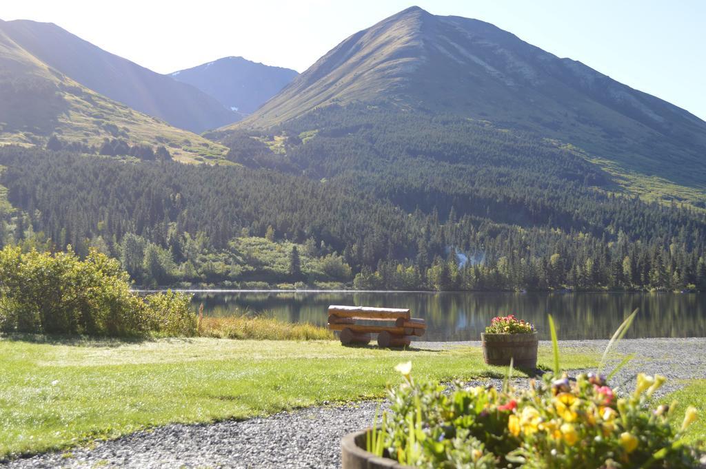 Summit Lake Lodge エクステリア 写真
