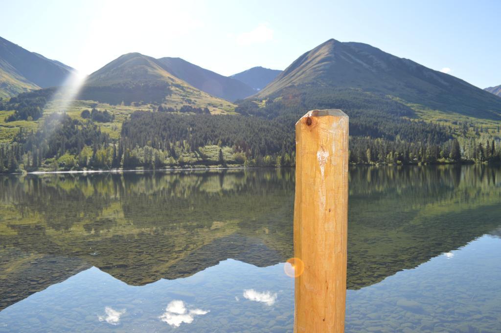 Summit Lake Lodge エクステリア 写真