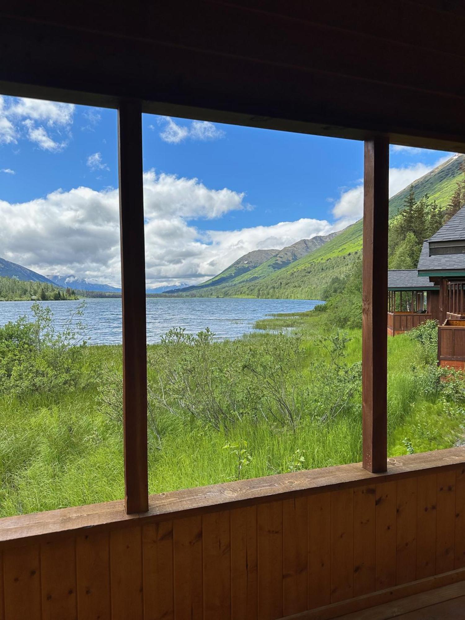 Summit Lake Lodge エクステリア 写真