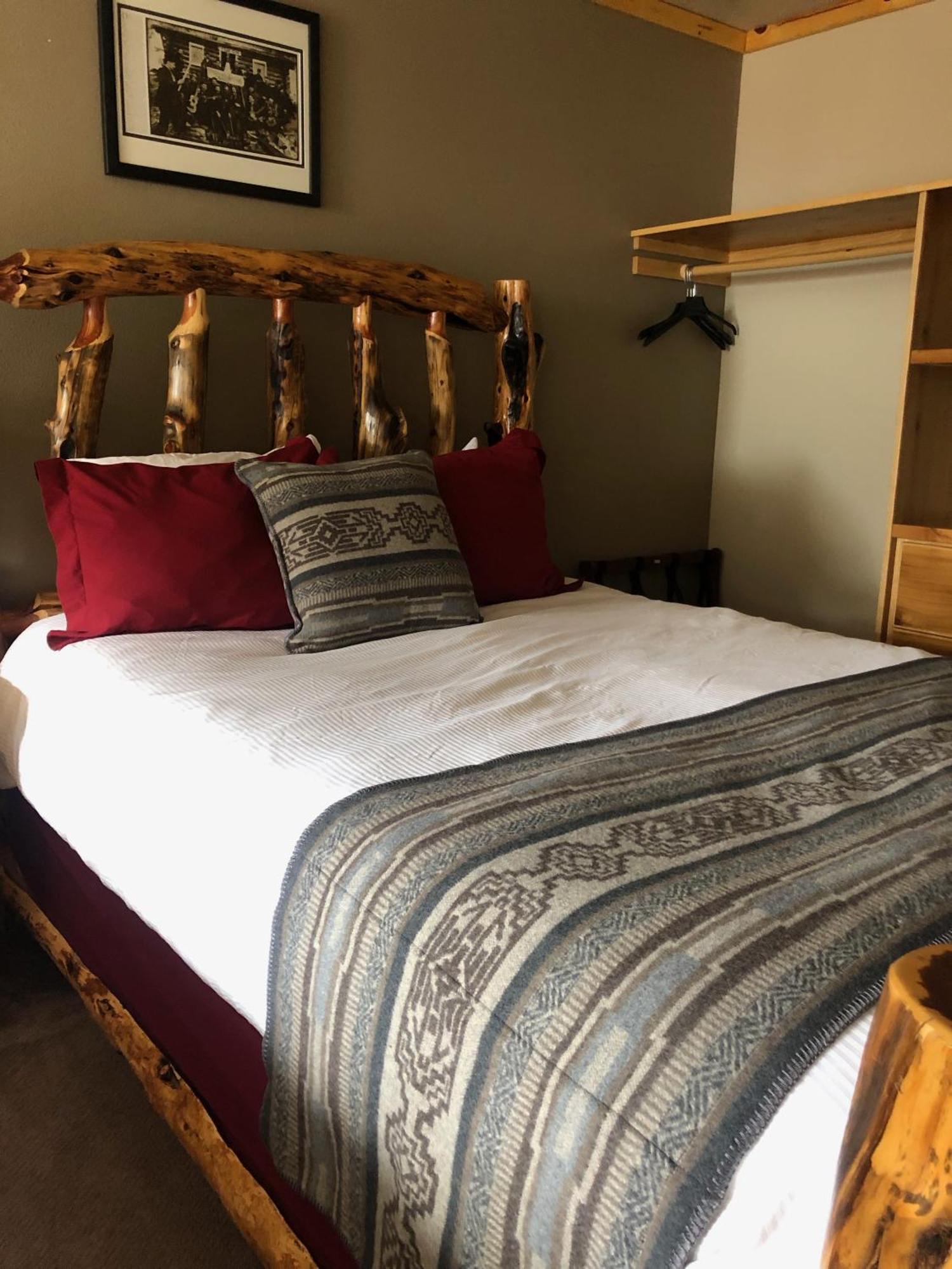 Summit Lake Lodge エクステリア 写真