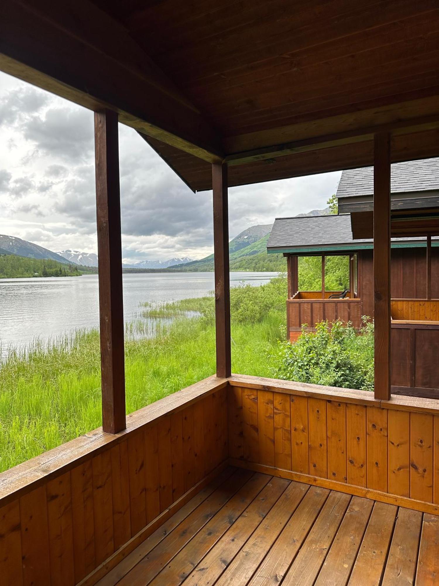 Summit Lake Lodge エクステリア 写真