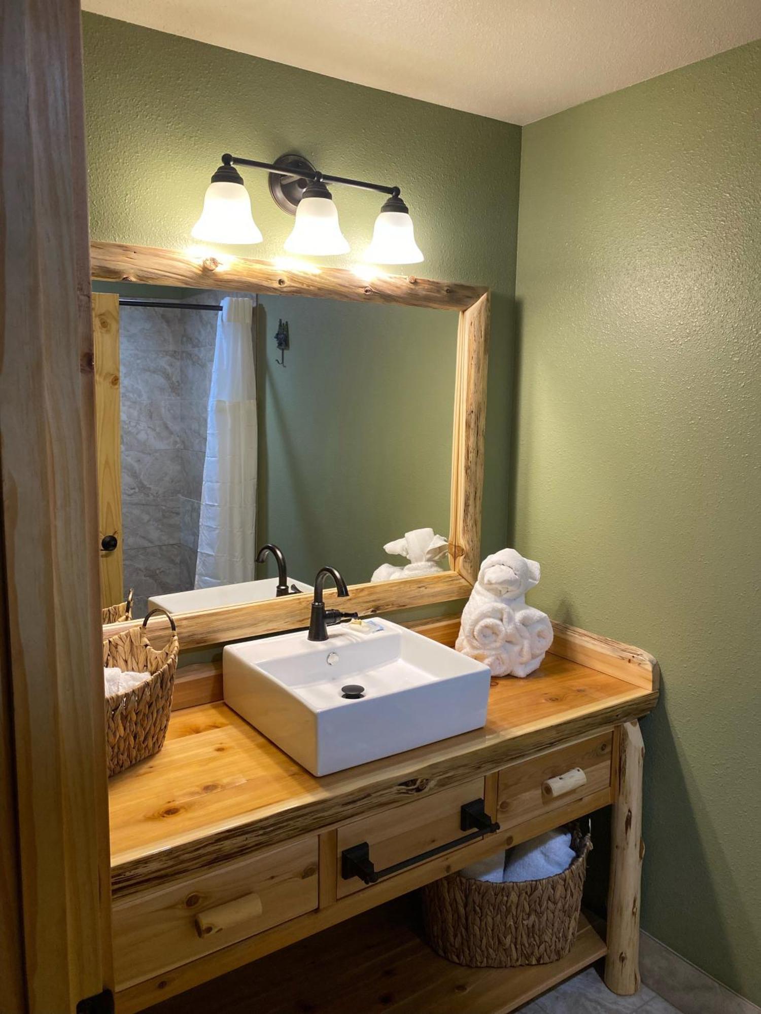 Summit Lake Lodge エクステリア 写真