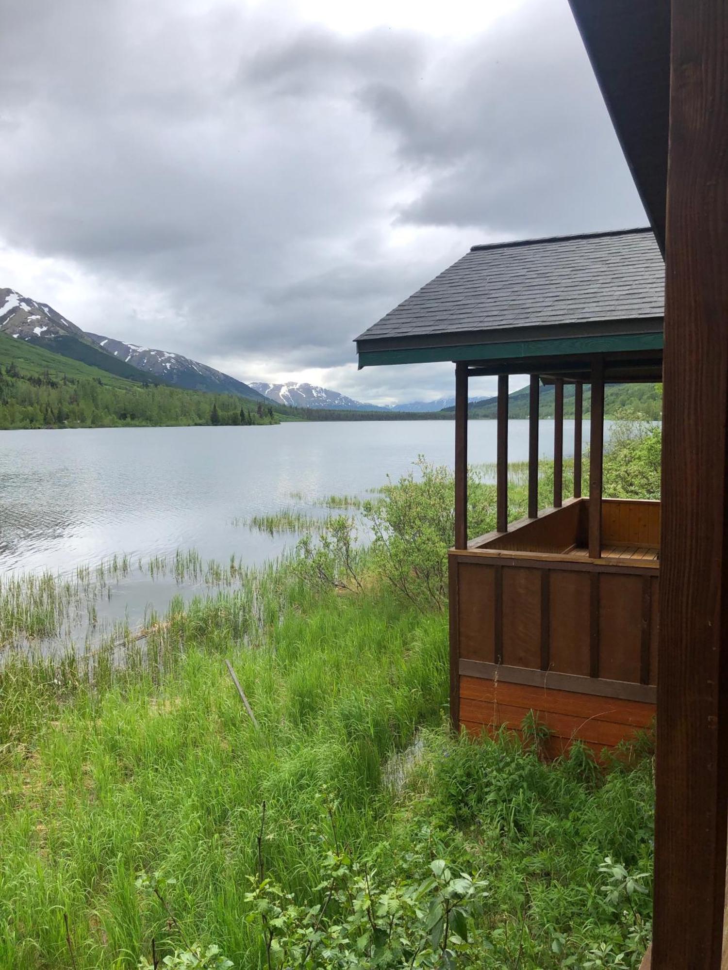 Summit Lake Lodge エクステリア 写真