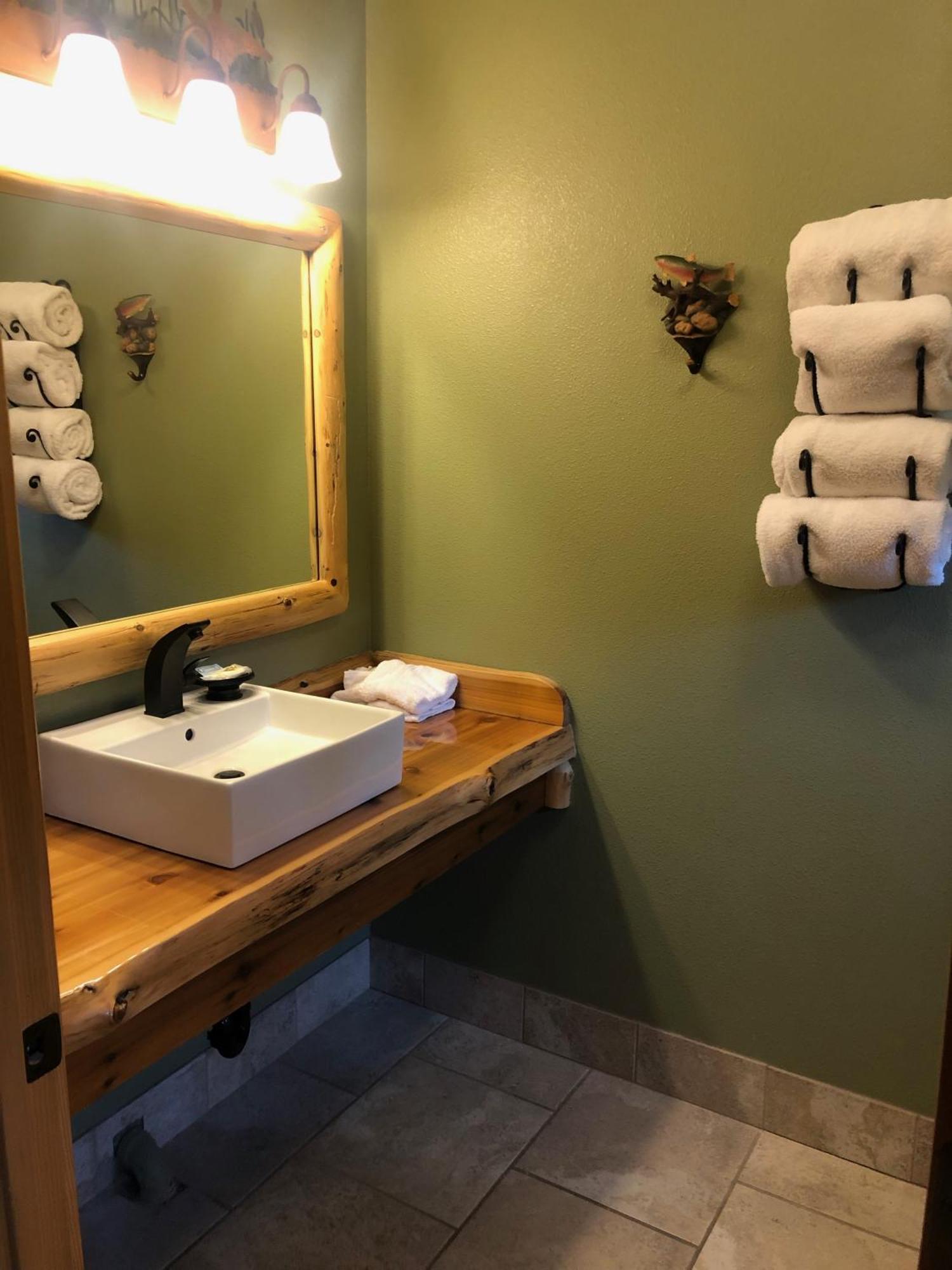 Summit Lake Lodge エクステリア 写真
