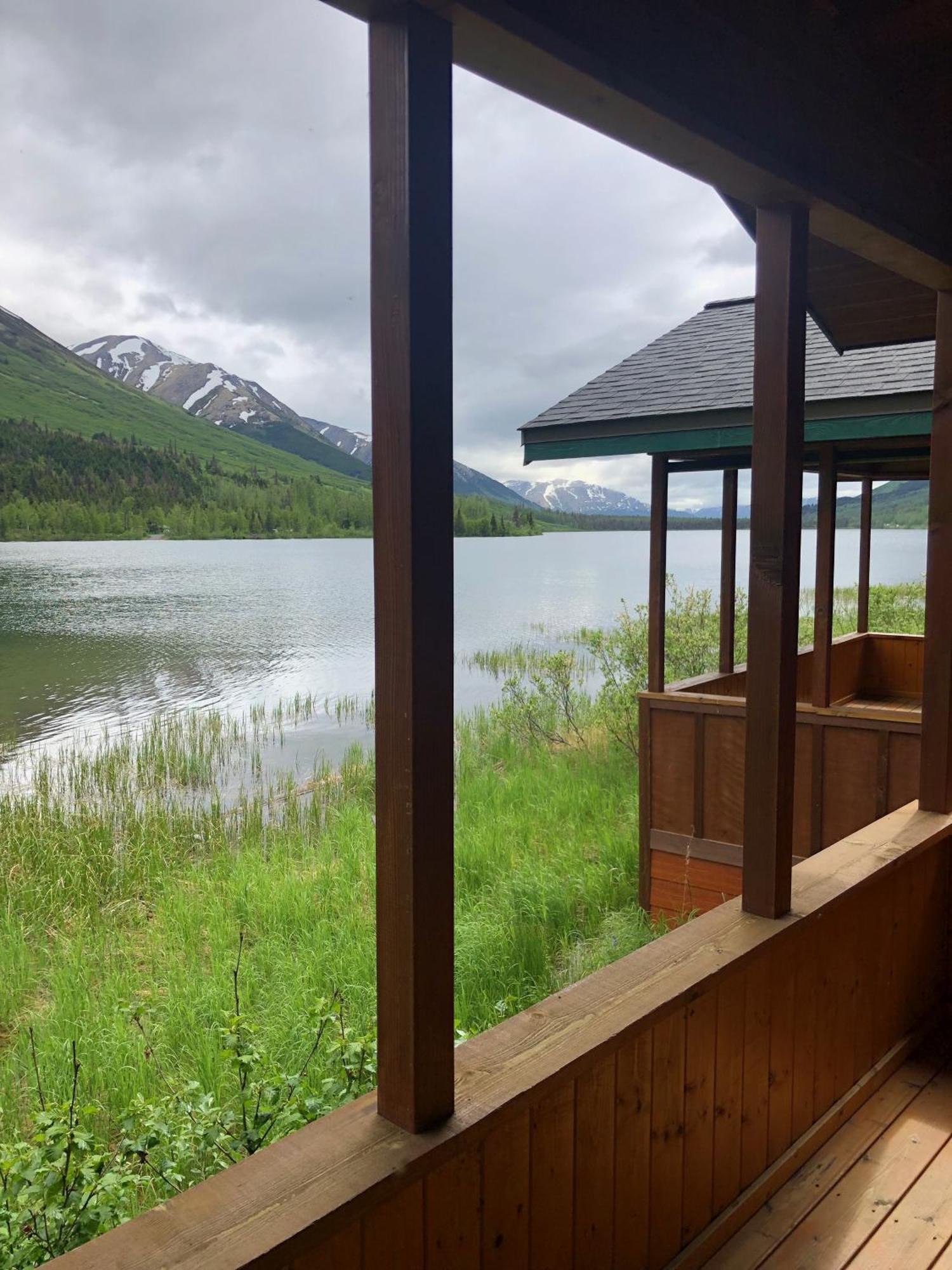 Summit Lake Lodge エクステリア 写真