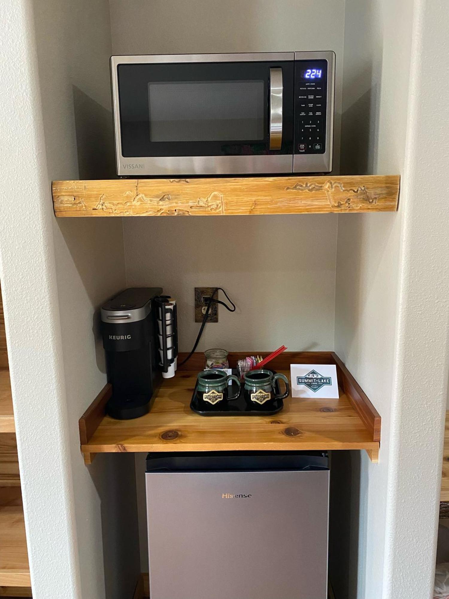 Summit Lake Lodge エクステリア 写真