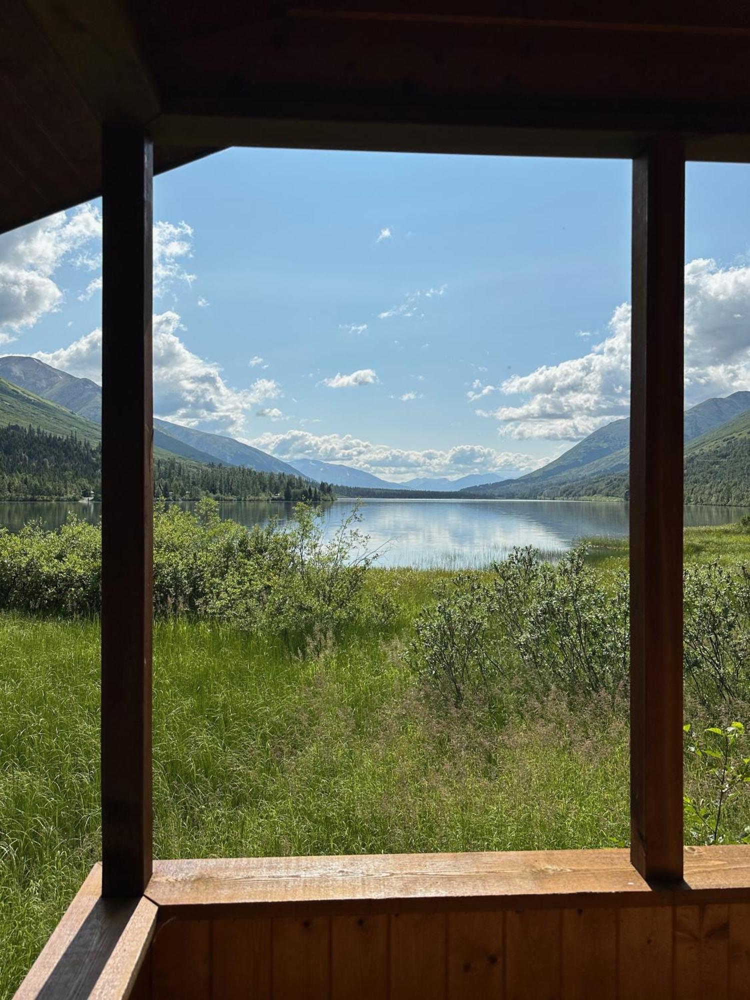 Summit Lake Lodge エクステリア 写真