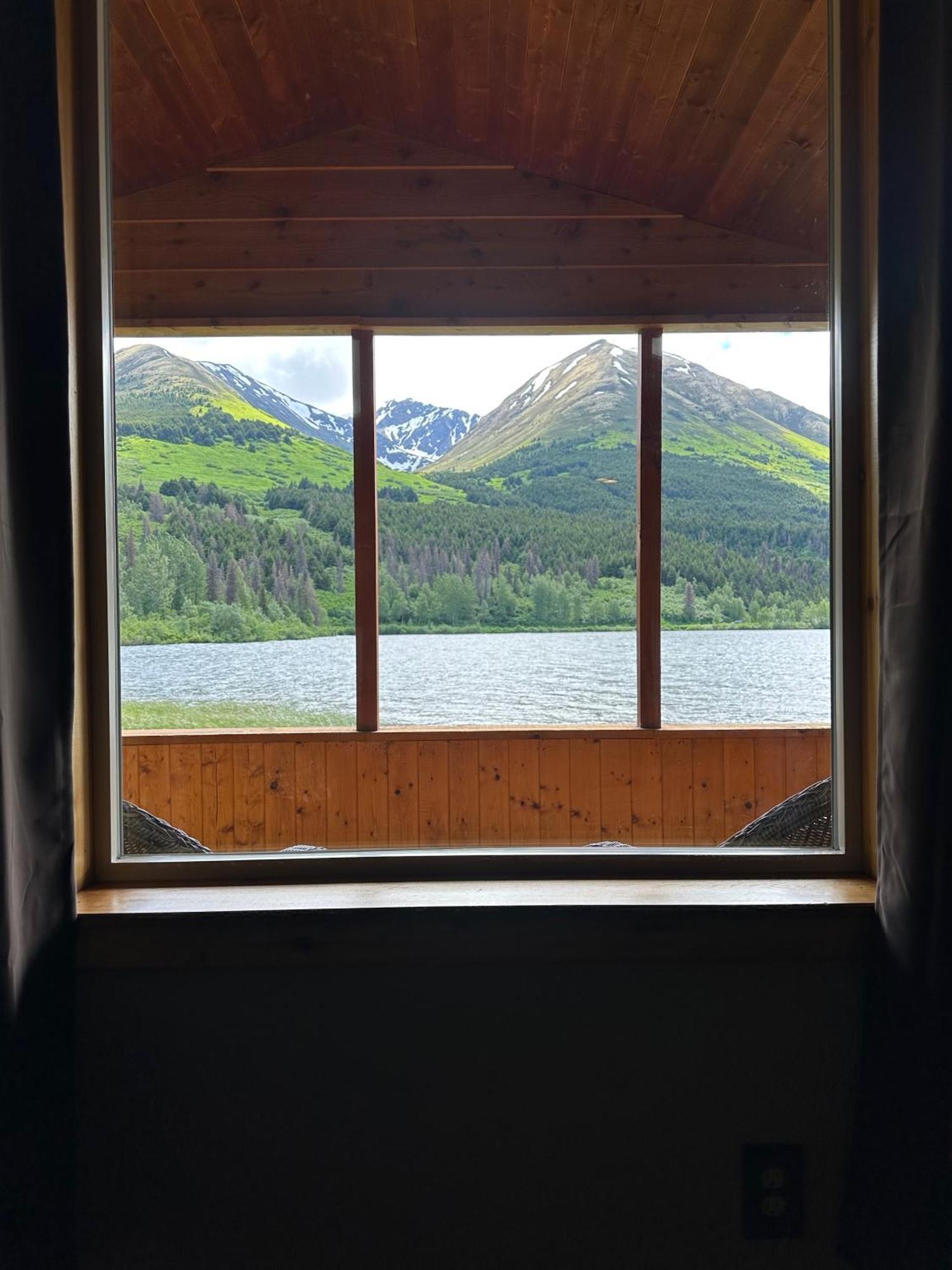 Summit Lake Lodge エクステリア 写真