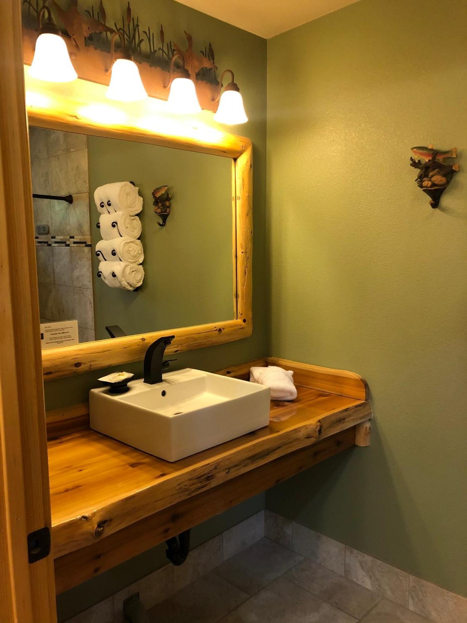 Summit Lake Lodge エクステリア 写真