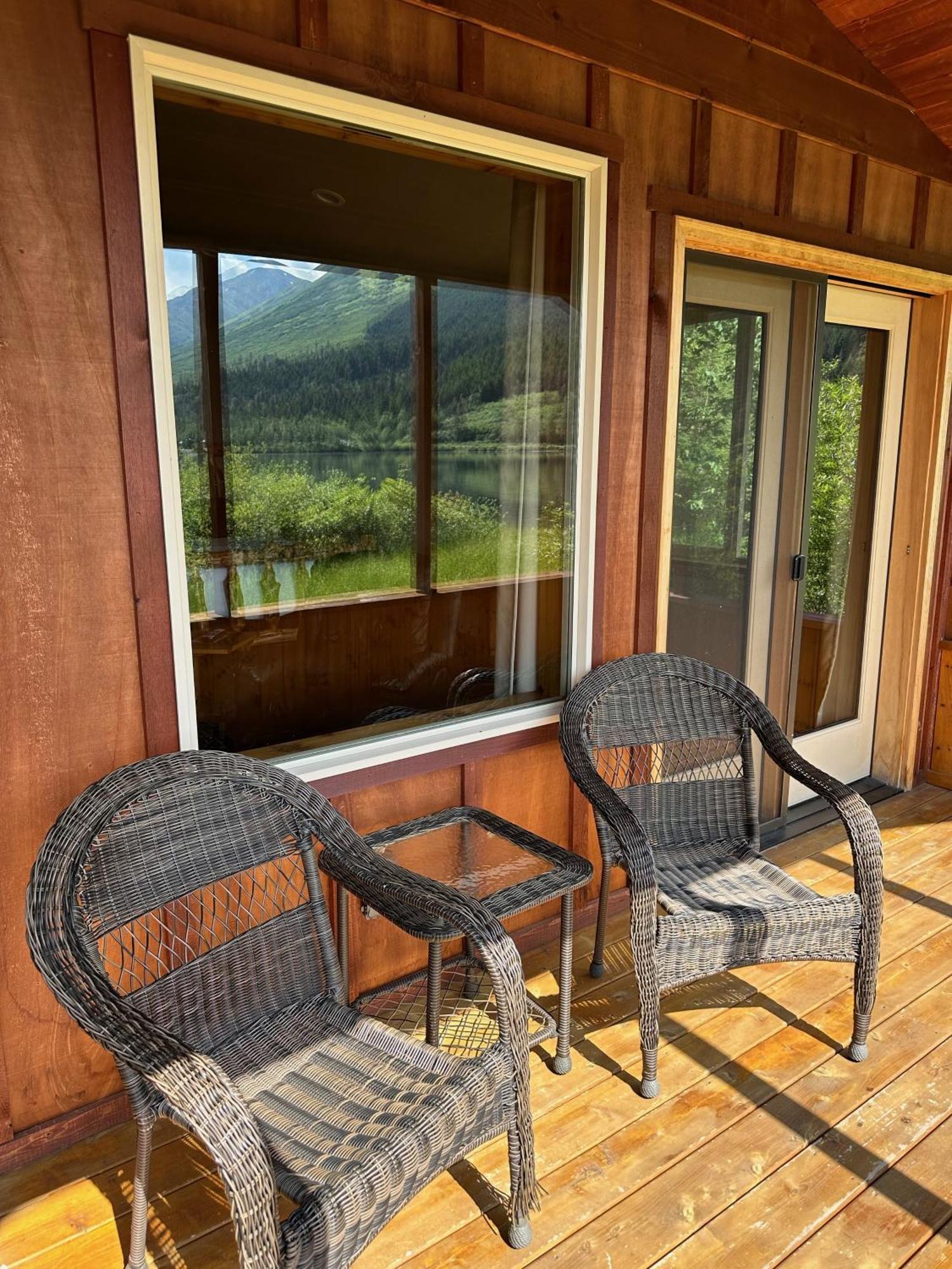 Summit Lake Lodge エクステリア 写真