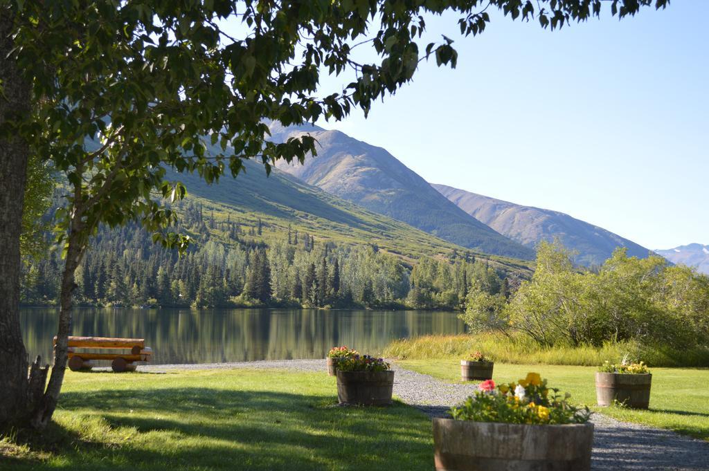 Summit Lake Lodge エクステリア 写真