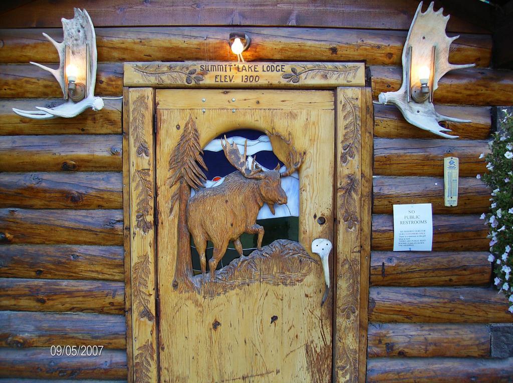 Summit Lake Lodge エクステリア 写真
