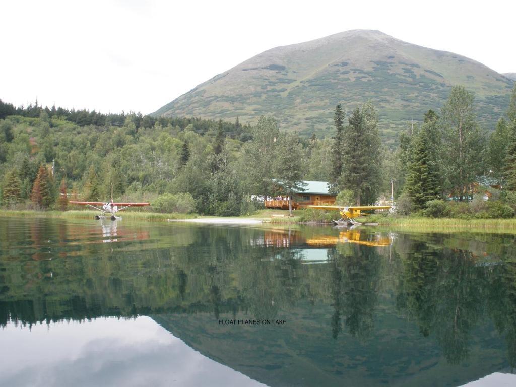 Summit Lake Lodge エクステリア 写真