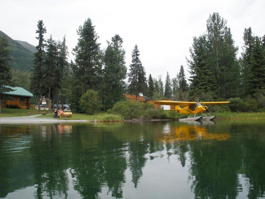 Summit Lake Lodge エクステリア 写真