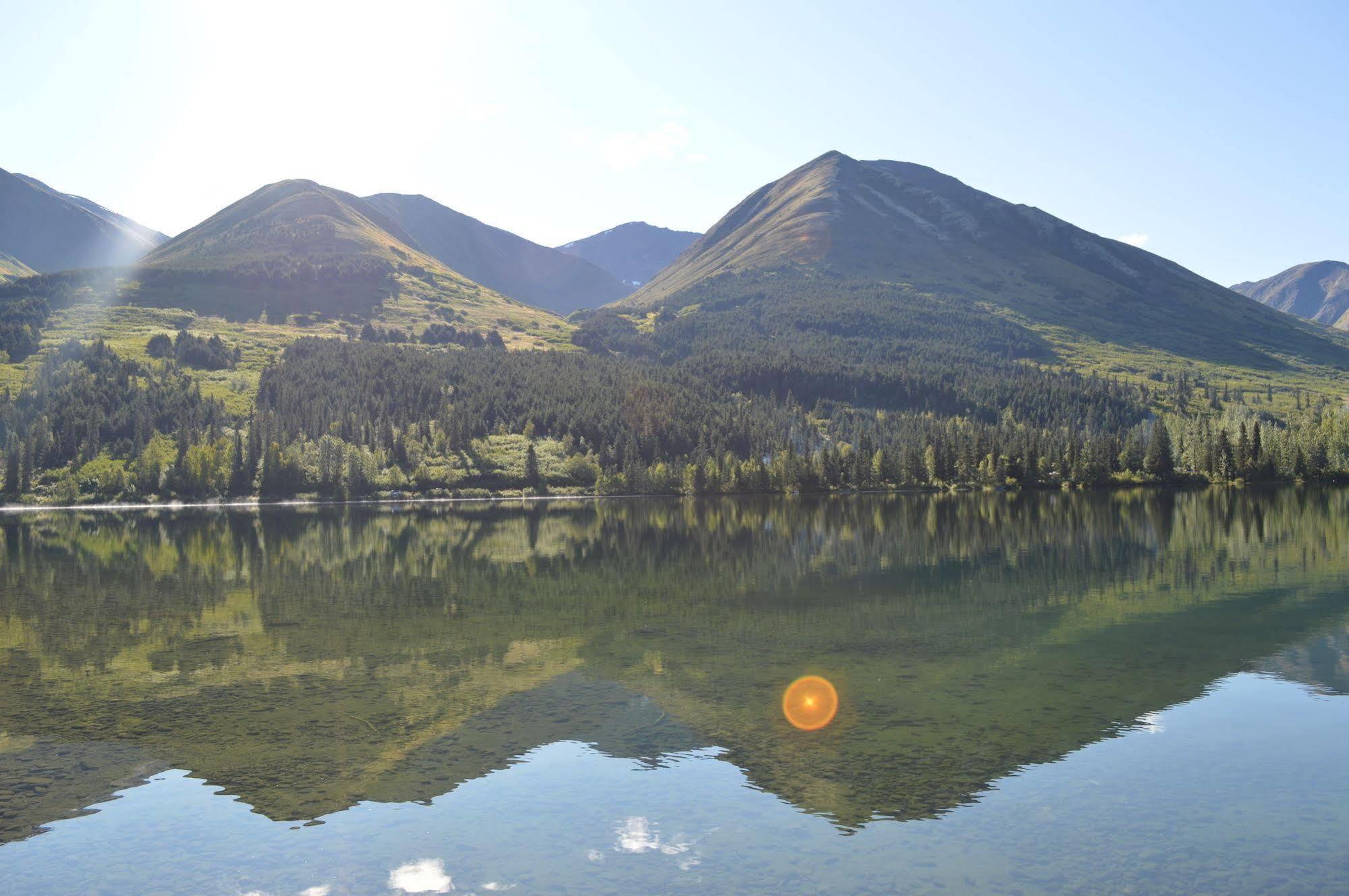 Summit Lake Lodge エクステリア 写真